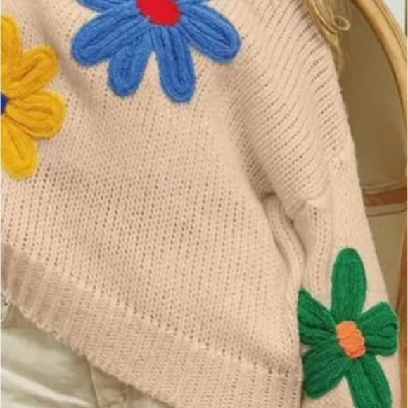 BIBI CHUNKY KNIT BLOOMING SWEATER. Tan with crochet flowers!! Adorable L - Picture 6 of 6